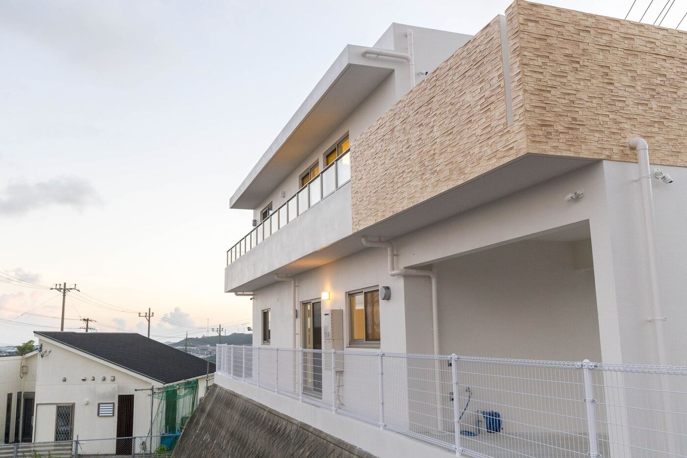 Side view with stone accent